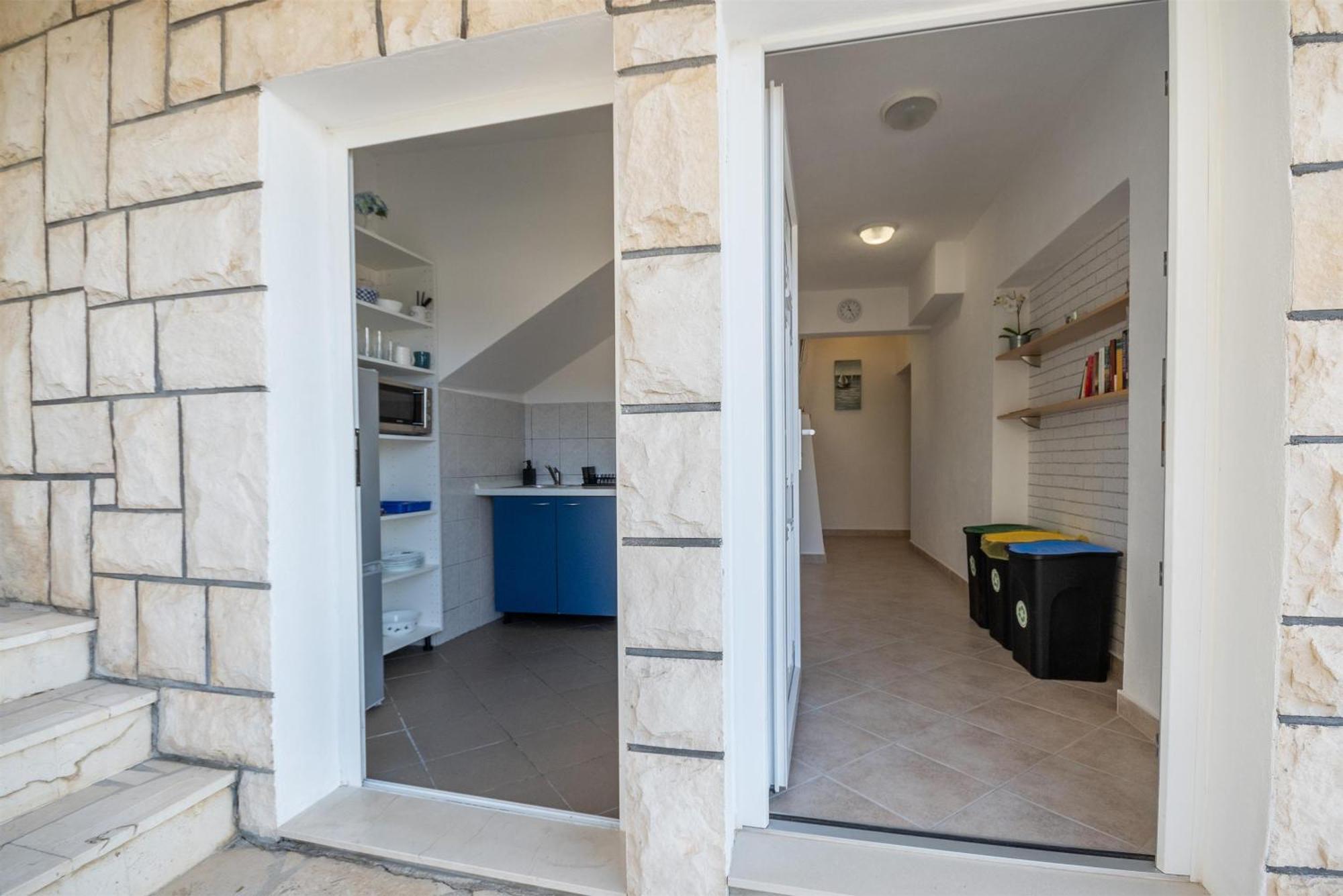 Apartments Ivan - With Parking Omiš Exterior foto